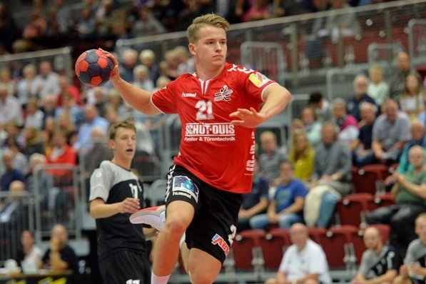 Handballer springt in die Luft mit Ball in der Hand