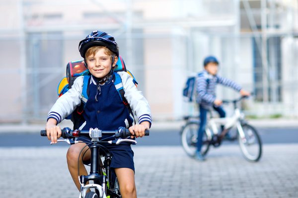 Zwei Kinder fahren Fahrrad