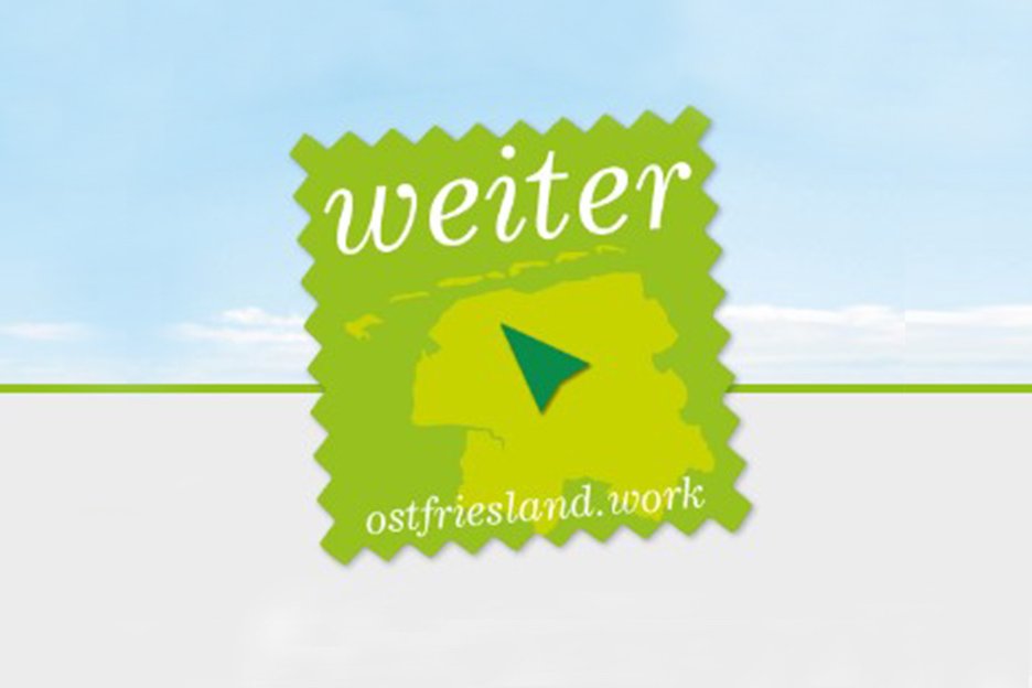 Grafik einer grünen Briefmarke mit der Aufschrift "weiter" und Ostfriesland von Oben