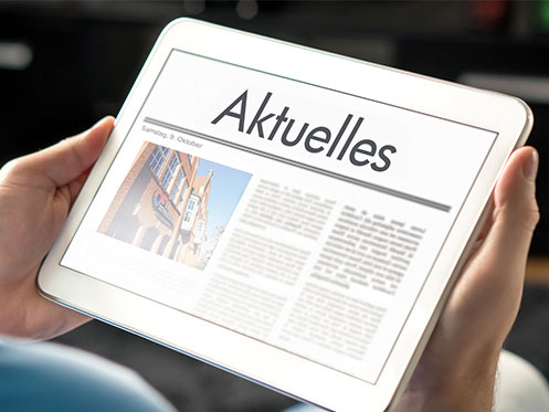 Eine Person ließt die Aktuellen Nachrichten auf einem Tablet