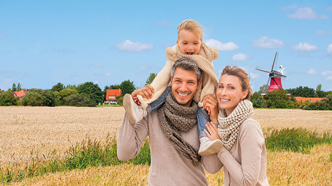 Eine Familie vor einem Feld