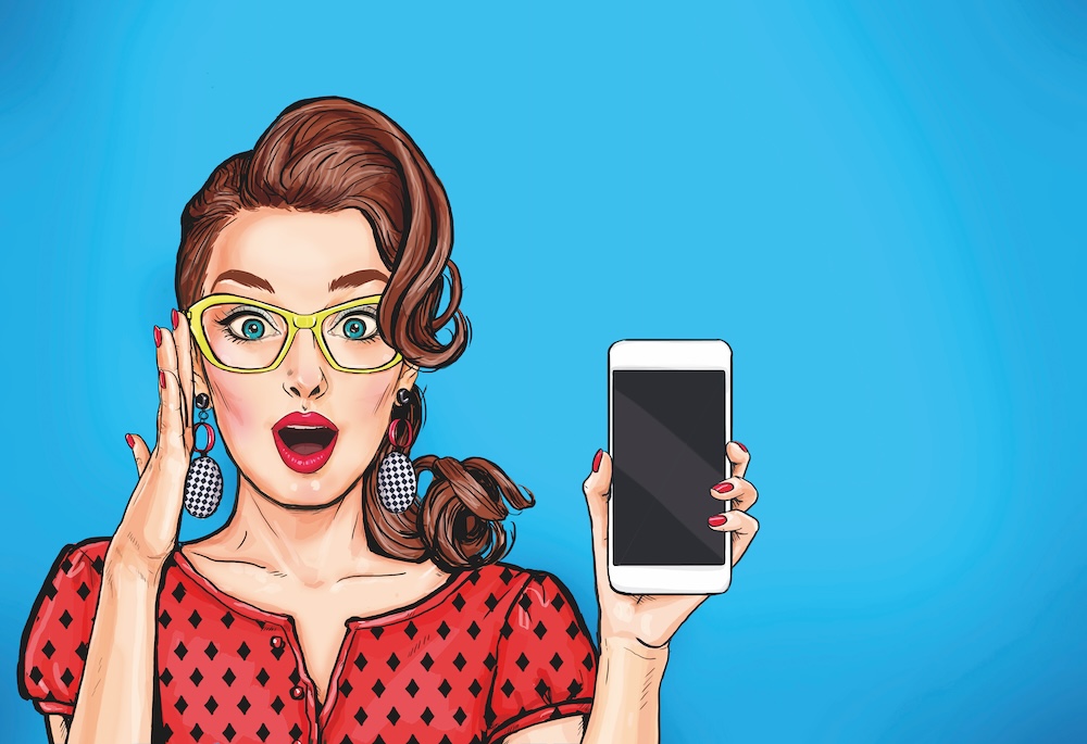 Frau hält einen Smartphone hoch